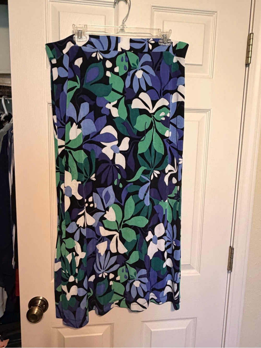 Chico's Traveler’s Skirt Size 2 Large with Teal, Green and White Abstract Print